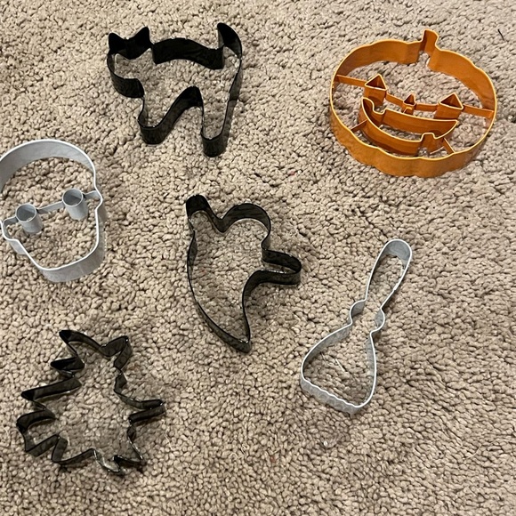⭐️BOGO FREE⭐️ NEW RAE DUNN Halloween cookie cutters with tin - Picture 3 of 5